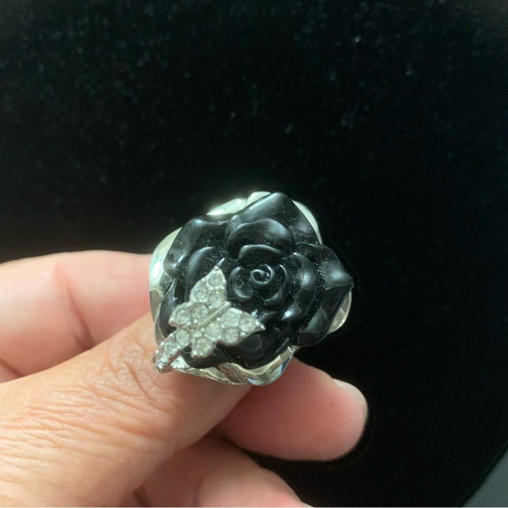 GUESS BLACK ROSE & BUTTERFLY STATEMENT RING SZ 8